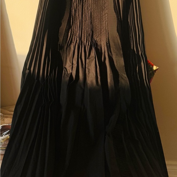 Elegant Black Pleated Dress - Picture 3 of 8